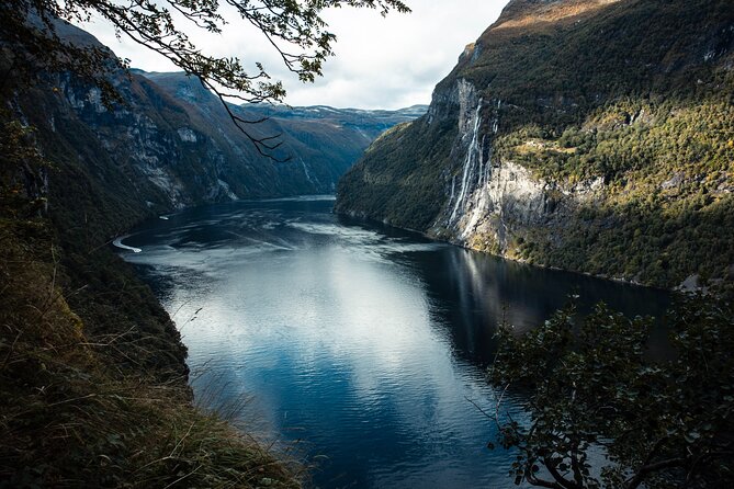 Kayak Tour with Waterfall Views in Geiranger - Paddling beneath Geiranger’s giant walls