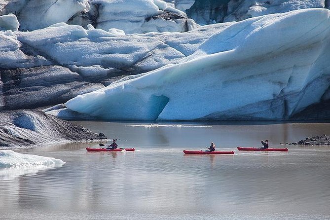 Kayaking on the Sólheimajökull Glacier Lagoon - Why kayaking Sólheimajökull feels different