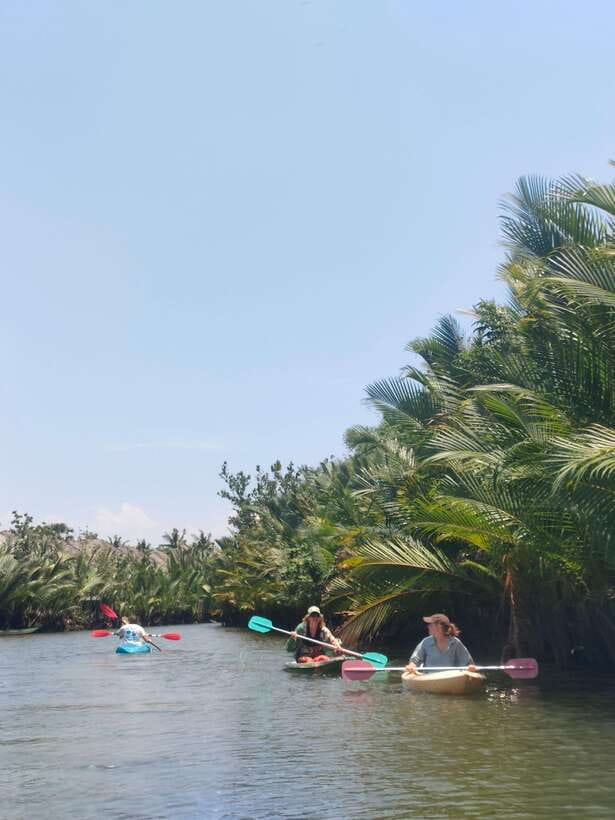 Kayaking tour around green cathedral - The guides make a practical difference