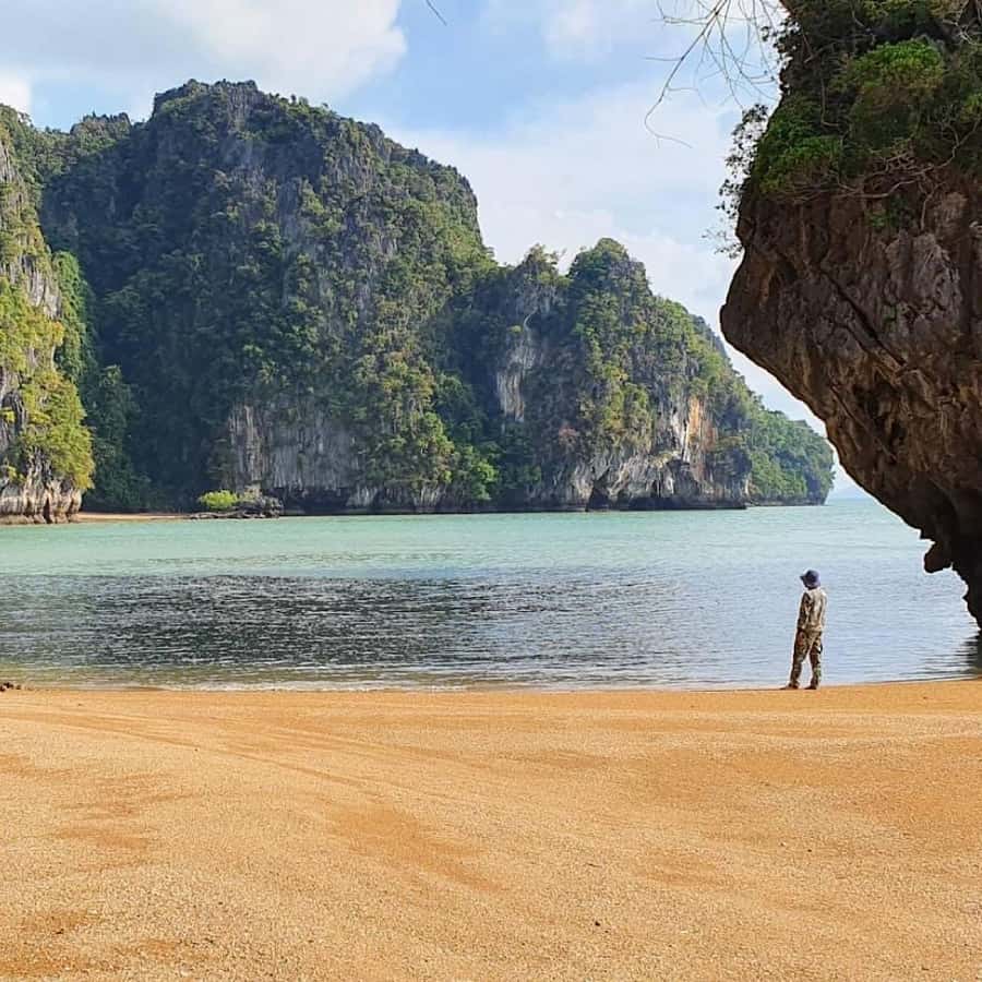 Ko Lanta: Sea Cave Kayaking Adventure Mangrove with Lunch - Kayaking beneath Koh Talabeng’s cliffs