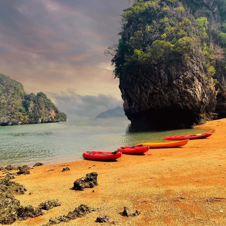 Ko Lanta: Sea Cave Kayaking Adventure Mangrove with Lunch - Koh Aung gives you a quick island pause