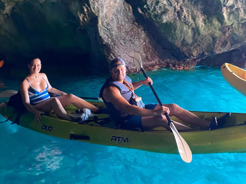 La Herradura: Maro Cliffs Kayak and Snorkeling Tour - Paddling out from La Herradura