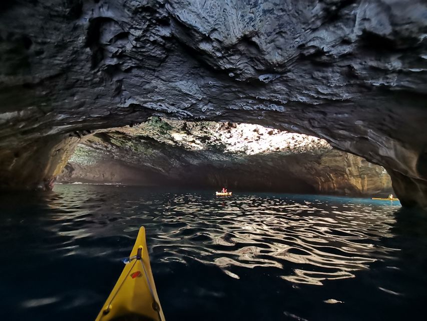 La Palma: Cueva Bonita Kayaking Tour - Entering Cueva Bonita by kayak