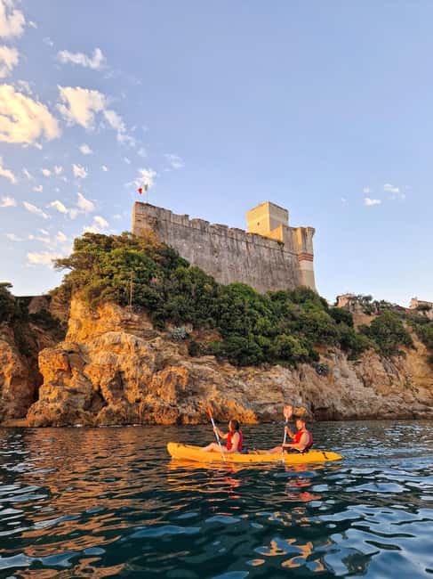 La Spezia: Sunset Kayak & Caves Tour w/ Swimming & Aperitif - The first hour, Lerici and San Terenzo from sea level