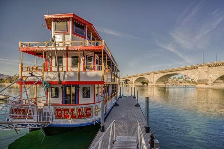Lake Havasu: Sunset Cocktail Cruise on Paddle Wheeler - Boarding the Dixie Belle at London Bridge Resort