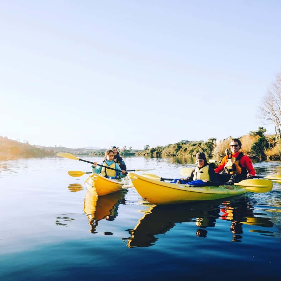 Lake Karapiro: Evening Kayak Glowworm Tour - The guides and the feel of the evening