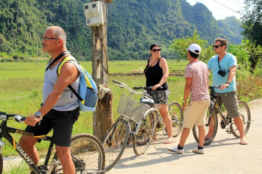 Lan ha Bay Luxury cruise day trip, kayaking, swimming, bike - Guide service and group atmosphere