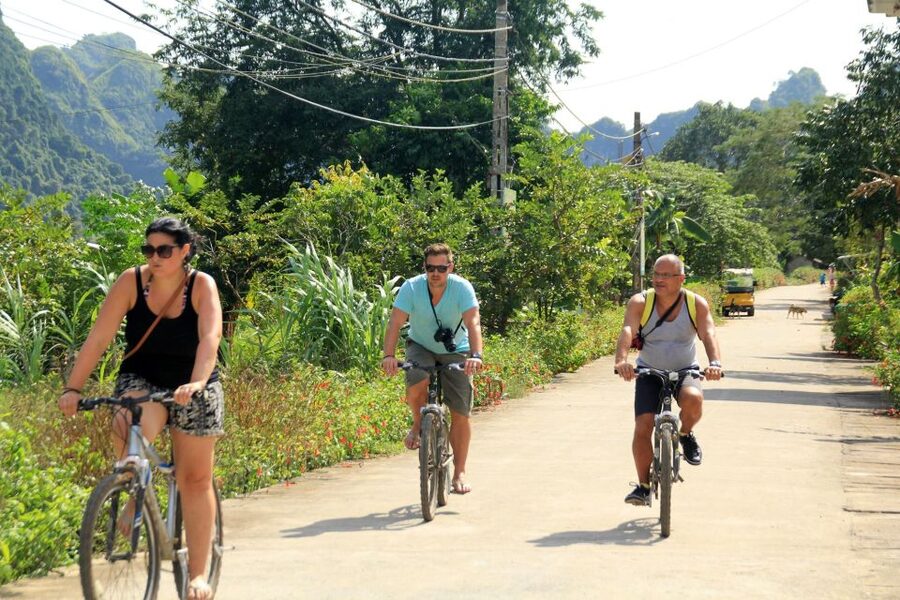 Lan ha Bay Luxury cruise day trip, kayaking, swimming, bike - Passing Cai Beo’s floating homes