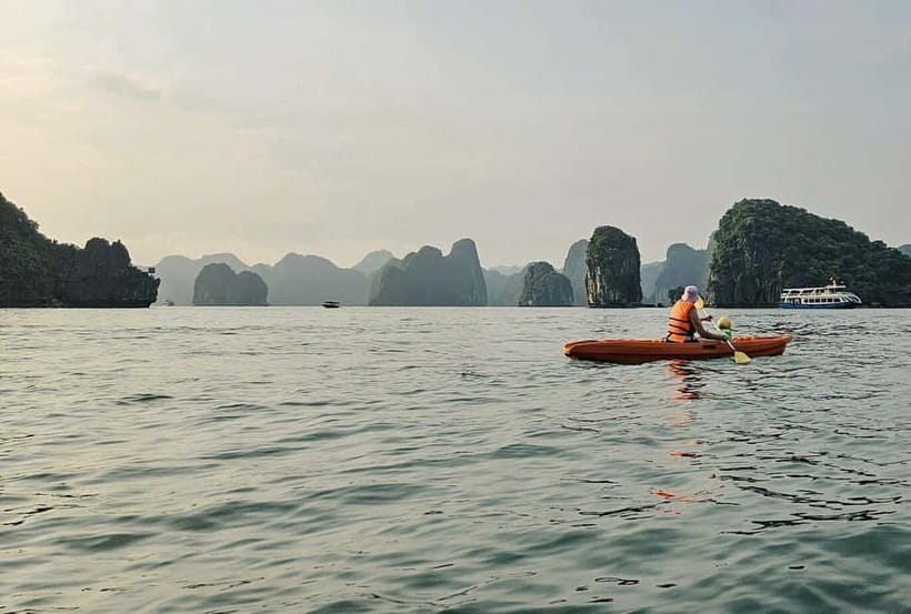 Lan Ha Bay: Sunset & Plankton Bioluminescent Night Kayaking - Cruising past the floating fishing village