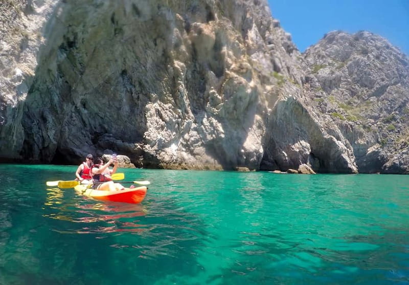 Lisbon: Arrabida Park Kayak Tour with Beach Picnic - Paddling beneath Arrábida’s limestone cliffs