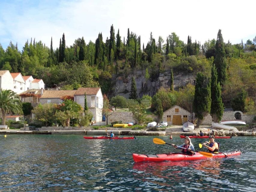 Lumbarda: Half-Day Kayaking and History with Wine delight - Paddling the small islands in front of Lumbarda