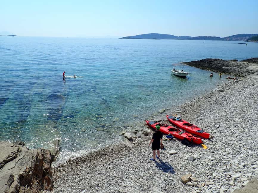 Lumbarda - Sunset Kayak Tour with a Picnic - Wine and Sweets - Meeting the guide at Tatinja Bay