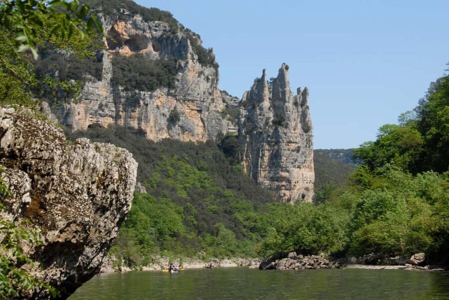 Mini Discovery Descent of the Ardèche by Canoe Kayak: 2 hours - approx. 6 km - The briefing makes this friendly for beginners