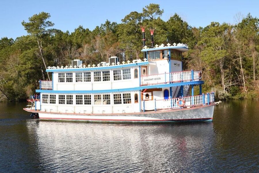 North Myrtle Beach: Dinner Cruise on a Paddle Wheel Boat - Music, stories, and the tone of the evening