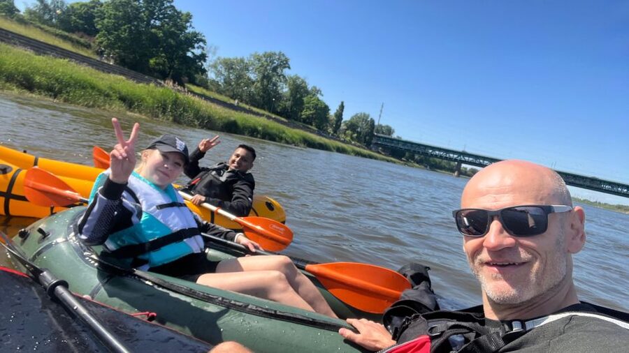 Packrafting kayaking guided tour Vistula river Warsaw Poland - Learning to handle the packraft before the river
