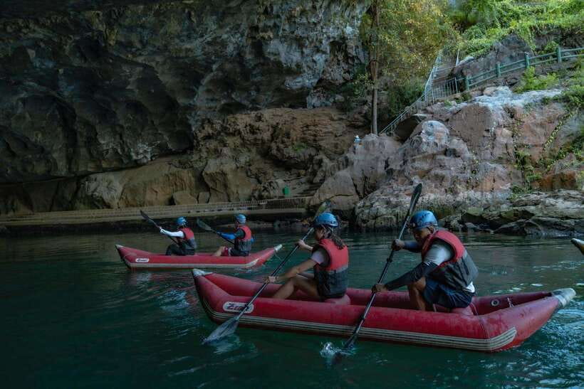 Phong Nha: Phong Nha Cave Expedition 4.5 km by Kayak - Learning to kayak before the cave entrance