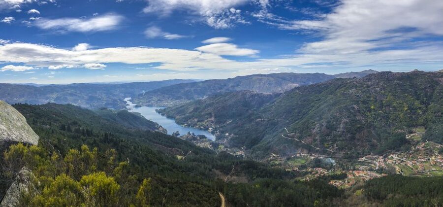 Porto: Peneda-Gerês National Park Tour with Kayaking & Lunch - The long ride from Porto to the mountains