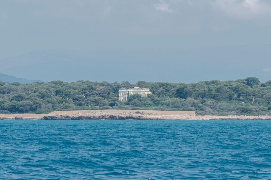 Private tour on a sailboat - Swim and paddle - Antibes Cape - Sailing past Cap d’Antibes from Port Vauban