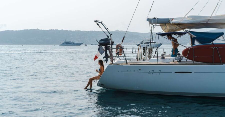 Private tour on a sailboat - Swim and paddle - Antibes Cape - The villas and Hotel Eden Roc from the sea