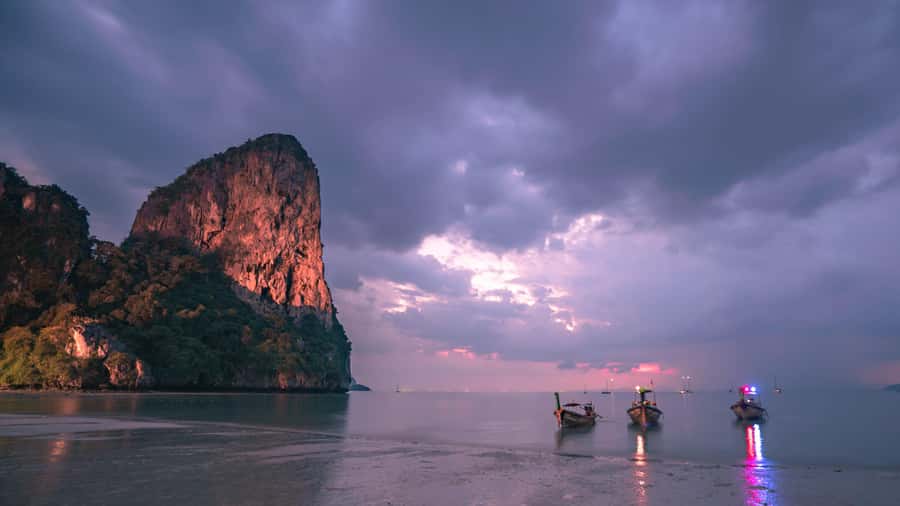 Railay: Illuminated Clear Kayak Night Tour Bioluminescence - How the LED lights change the night paddle