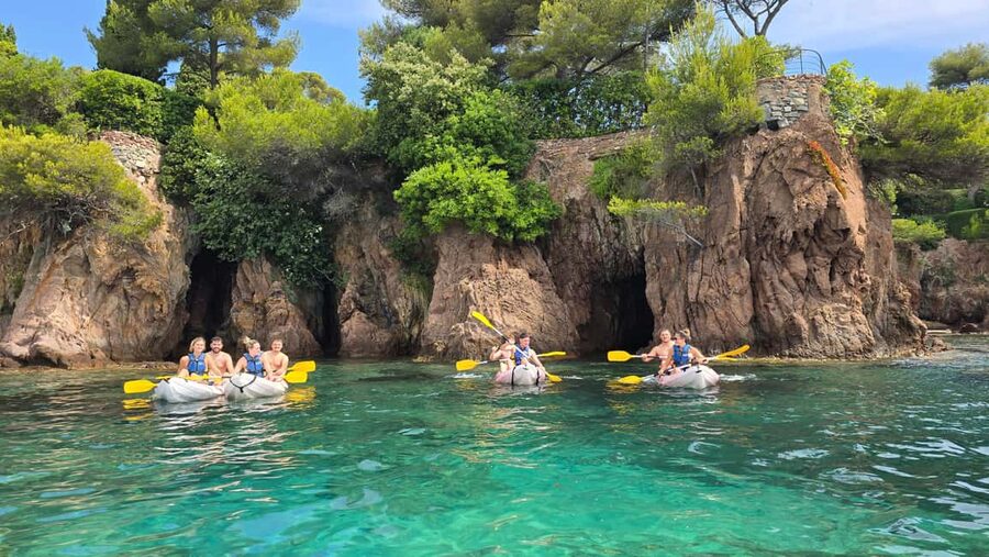 Rando Kayak Agay Guided Visit - Paddling beneath the red rocks of the Esterel