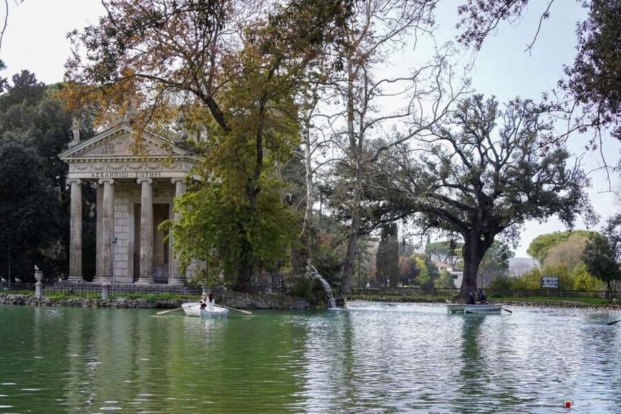 ROME: Villa Borghese Lake tour by boat paddling independently +aperitivo - Finding the boat with the red Ferrari cap