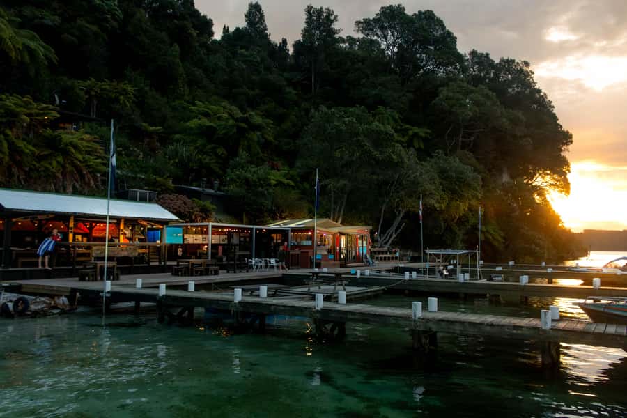 Rotorua: Evening Starlight Gourmet Kayak Tour with dinner - Entering the small glowworm cave