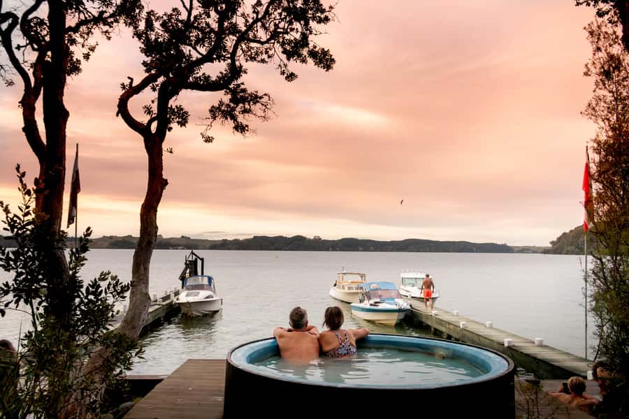 Rotorua: Evening Starlight Gourmet Kayak Tour with dinner - Reaching Manupirua Hot Pools by water