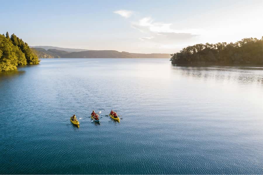 Rotorua: Glow Worm Adventure Kayak - Paddling as daylight fades