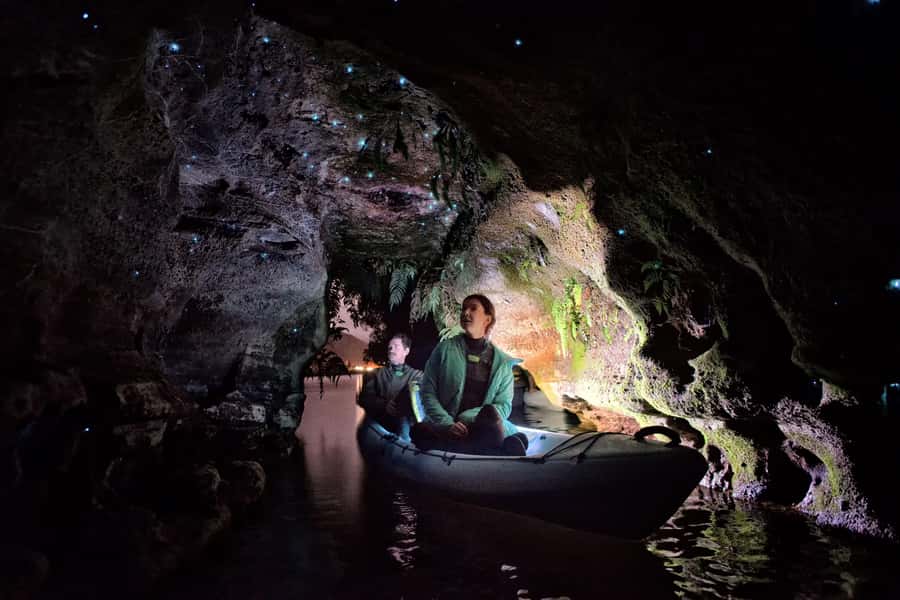 Rotorua: Glow Worm Kayak Tour - Entering the glow-worm caves