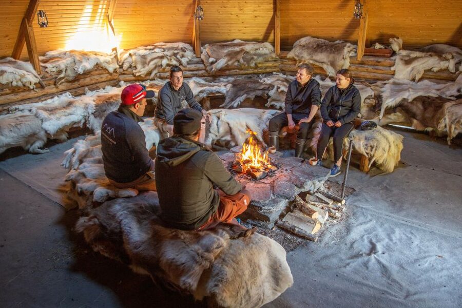Rovaniemi: Authentic Reindeer Farm & Canoeing - Taking the first paddle strokes on the lake
