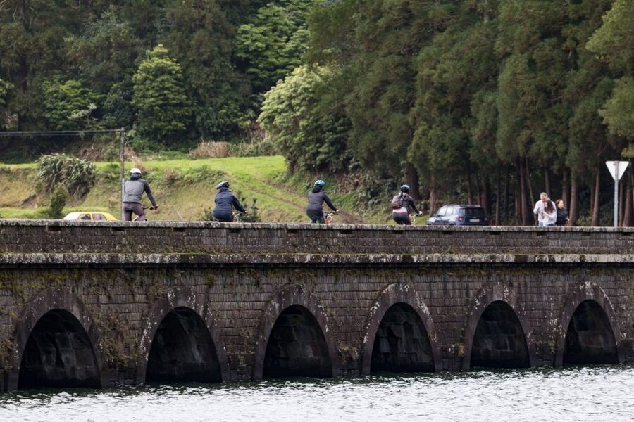 Sete Cidades: Kayaking and Biking Adventure - How much help will you receive?