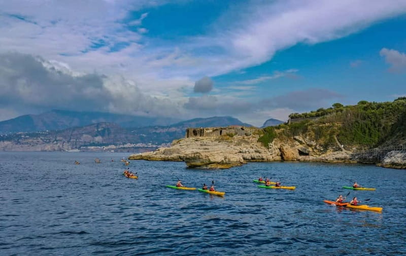 Sorrento: Guided Kayak Tour + Free 1h Paddleboarding - What the guides add