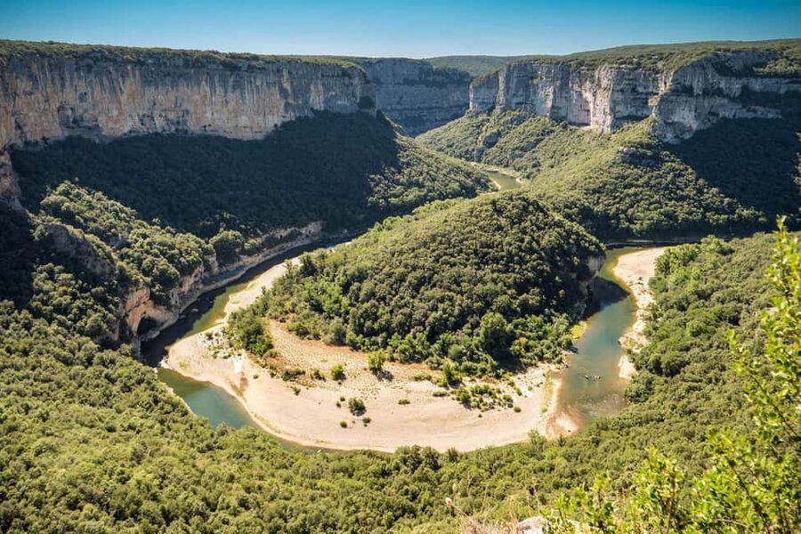 Sporty descent of the Ardèche Gorges by canoe/kayak: 6 hours - approx. 32 km - Starting beneath the acacias at Alain Bateaux