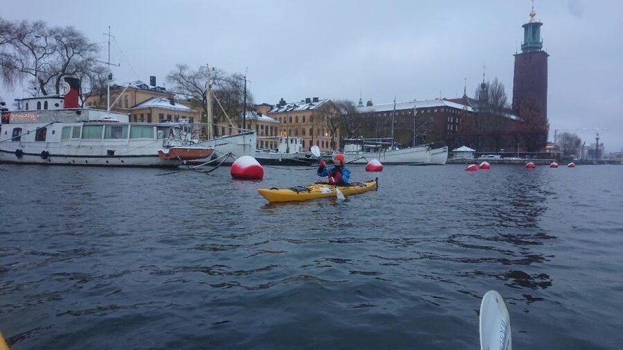 Stockholm: Winter City Kayaking Tour - Lunch, fika, and a warm pause