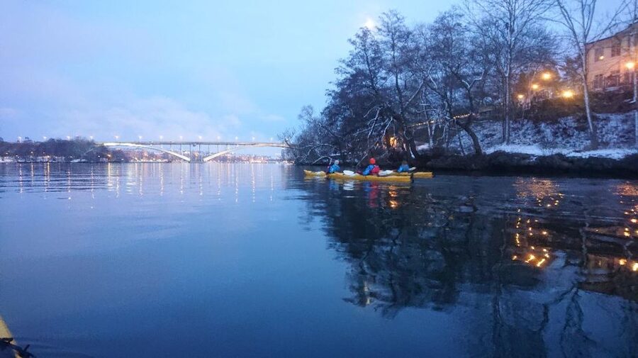Stockholm: Winter City Kayaking Tour - The safety briefing and first strokes