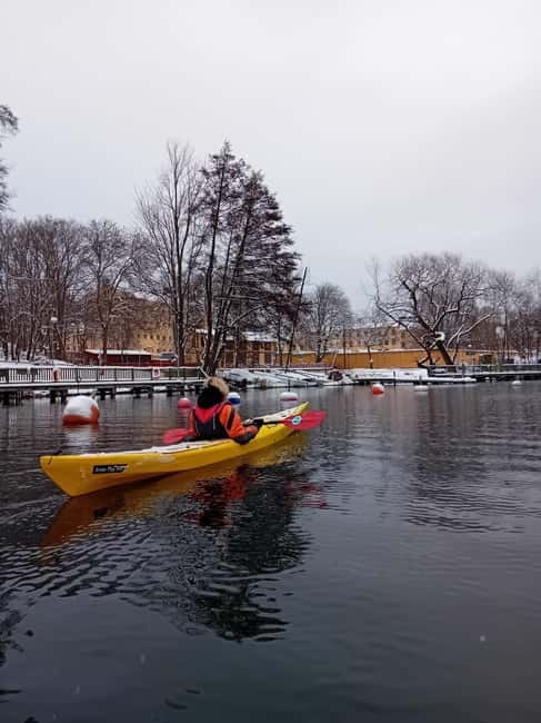 Stockholm: Winter Kayaking Tour through the City Centre - Thirty minutes of safety and preparation