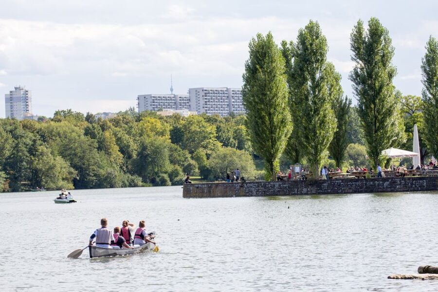Stuttgart: Canadian Canoe Rental - Getting fitted with a paddle and life jacket