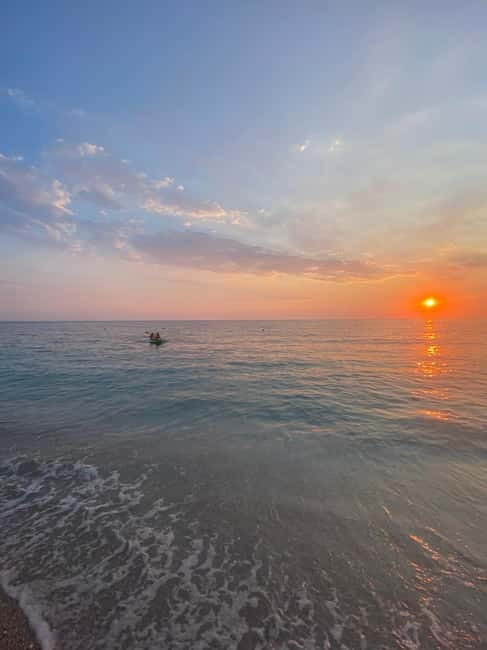 Sunset kayak/Sup tour - Lukova tiny caves and Secret beaches - Exploring the Two Small Caves