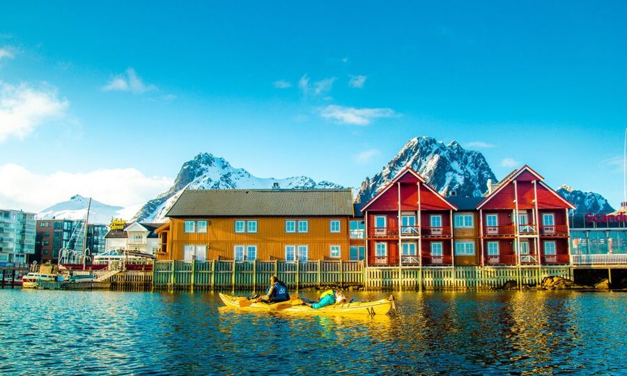 Svolvaer: 2-Hour Winter Kayaking Adventure - Paddling Svolvær’s winter shoreline