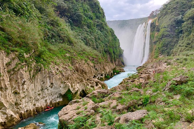 Tamul waterfall and water cave on a wooden canoe - Key points to know before you book