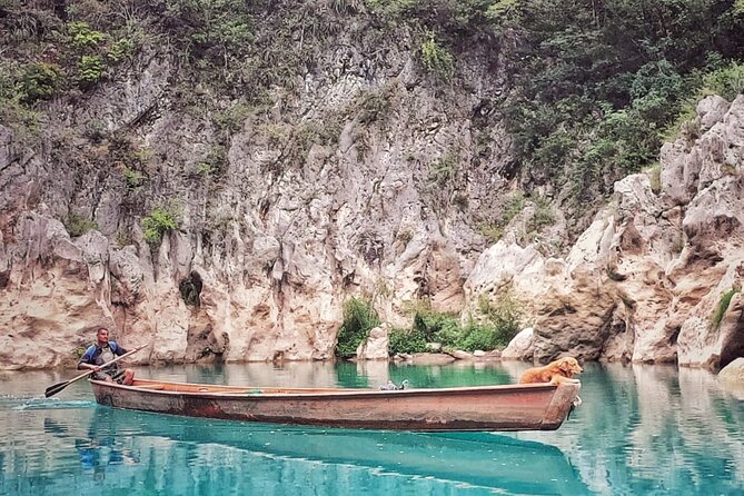 Tamul waterfall and water cave on a wooden canoe - Drifting downstream to La Morena