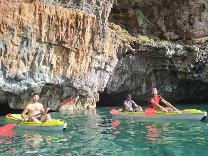 Tour in Kayak sulle orme di James Bond a Maratea - Paddling north along the cliffs