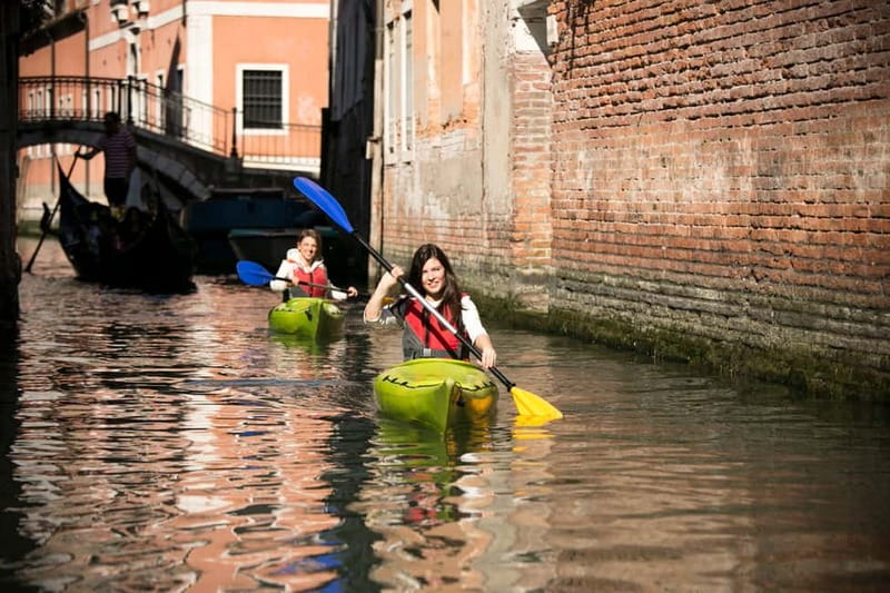 Venice: Guided Canal Kayak Tour at Day, Night, or Sunset - Finding your rhythm as a beginner